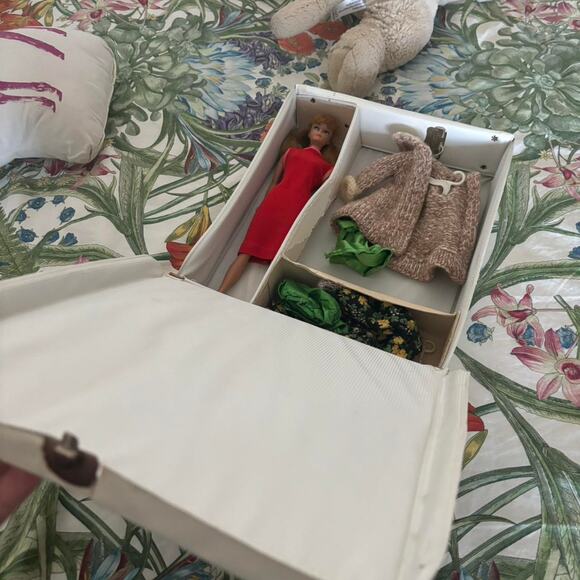 Vintage 1963 Redhead Midge Doll w/ Clothes & Barbie Case Mattel Mod Era - Picture 2 of 7